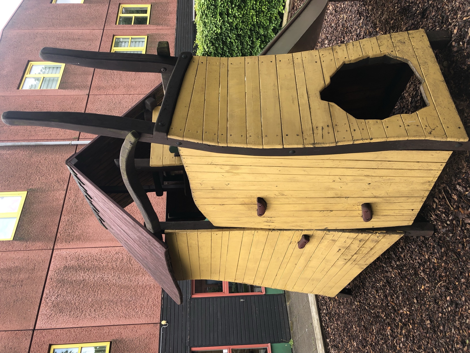 Slidt legeplads udstyr før maling